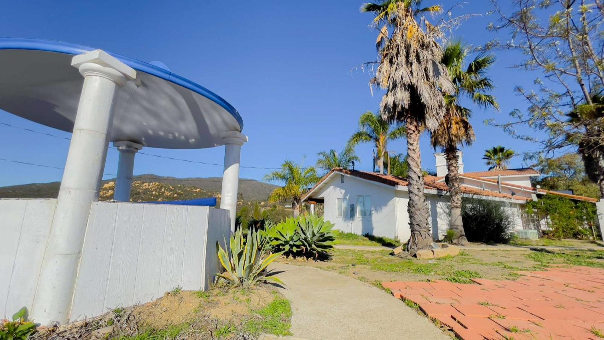 Private Home On 10 Acres - Heated Salt Pool & Jacuzzi, Mountain & City Views, Horseshoes, Basketball, Bbq, Golf Putting, Foosball, Croquet, Bose Stereo, White Cotton Bedding - Hilltop Hacienda, Pool Heat Optional Jamul Exterior photo