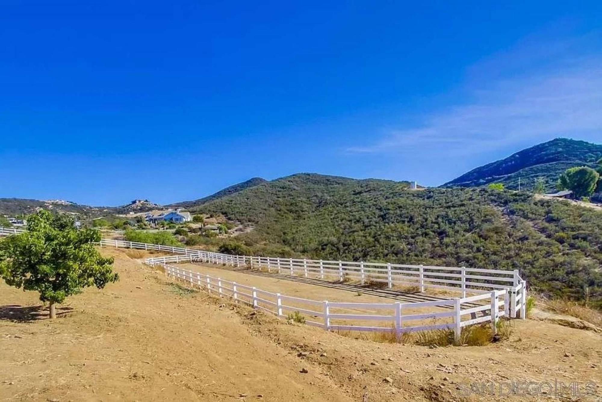 Private Home On 10 Acres - Heated Salt Pool & Jacuzzi, Mountain & City Views, Horseshoes, Basketball, Bbq, Golf Putting, Foosball, Croquet, Bose Stereo, White Cotton Bedding - Hilltop Hacienda, Pool Heat Optional Jamul Exterior photo